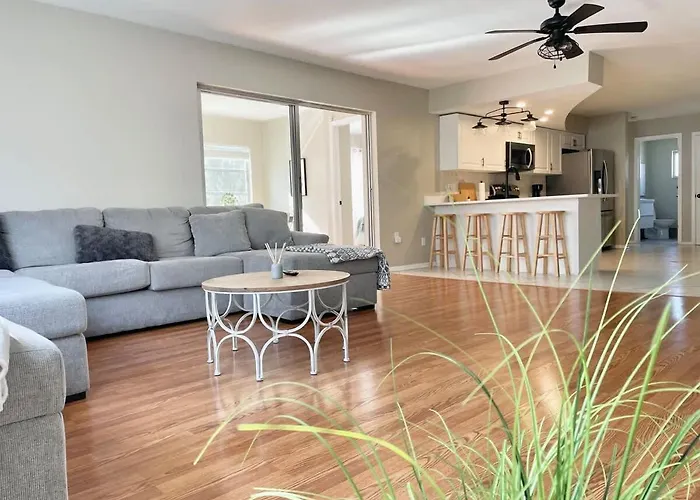 Bass Lake Retreat, Lakefront Pool, Fishing & Game Room